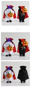Détail de poupées sans tête d'Halloween avec tenues à paillettes et citrouilles