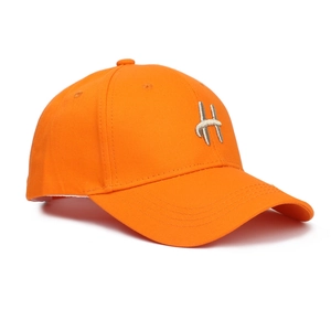 Vue latérale détaillée d'une casquette orange avec broderie 3D argentée de la lettre H