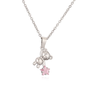 Dettaglio del ciondolo a forma di orso con stella rosa su una sottile catena d'argento