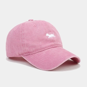 Cappellino vintage rosa lavato con ricamo cane bianco ed effetto invecchiato