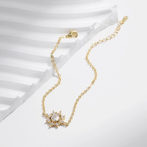 Funkelndes S925 Sterlingsilber Schneeflocken Armband mit goldenem Blumendesign und Zirkonia