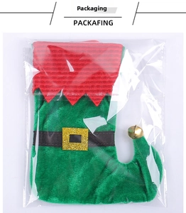 Détail de la botte de Noël lutin rouge et verte avec boucle de ceinture et petit grelot