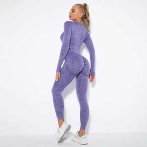 Detail der lila Yoga-Set mit Acid-Wash-Effekt, Nahtloses Material und Daumenlöcher