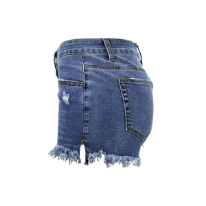 Dettaglio degli shorts in denim con bordi sfilacciati e tasca posteriore usurata