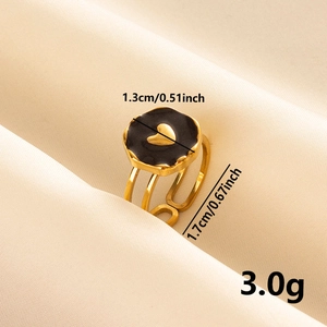 French style gold open ring with black round face and heart, 1.3cm diameter and 3.0g weight