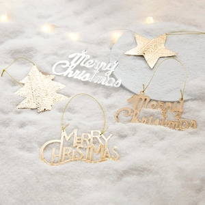 Décorations de Noël en fer doré et argenté sur neige avec lumières chaleureuses et étoiles