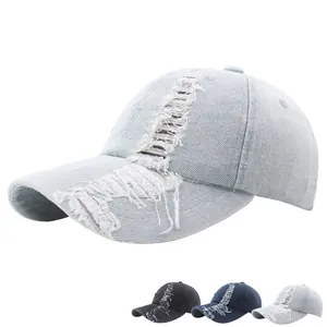 Vintage-Baseballkappe aus gewaschenem Denim in Hellblau mit modischen Rissen und Fransen