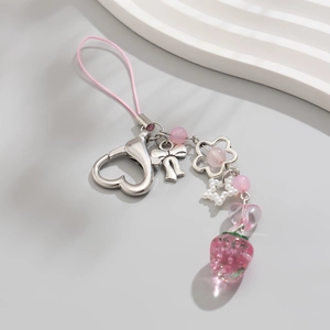 Portachiavi a cuore rosa con ciondolo a fragola e stelle di perla su fondo bianco
