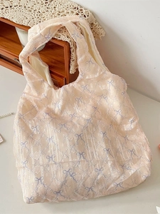 Sac fourre-tout en dentelle pastel avec broderie de nœuds bleus et de fleurs