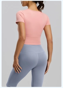 Vista posteriore di un set da yoga traspirante con top rosa e leggings blu slim fit