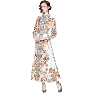 Robe longue évasée à motif paisley avec manches longues, col à revers et ceinture assortie