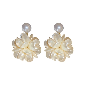 Elegante Kamelienblüten-Ohrringe mit Perlensteckern und cremefarbenen Blütenblättern