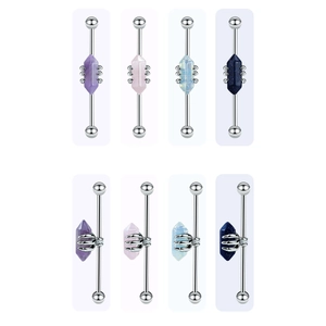 Vue macro de piercings industriel avec griffes en violet, rose, opale et bleu étoilé
