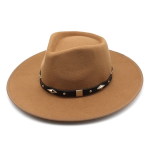 Chapeau fedora classique en laine marron à large bord avec bandeau clouté