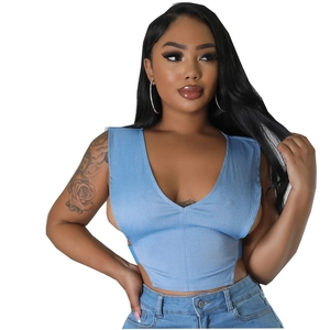Gilet en jean sexy sans manches à col en V profond avec découpes et boucles en métal