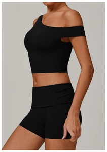 Détail d'un débardeur de yoga asymétrique noir et d'un short taille haute sur modèle