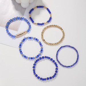 Détail d'un ensemble de 6 bracelets en perles bleues avec une breloque en métal gravée