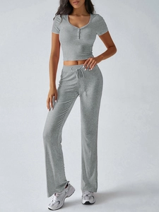 Dettaglio del set da casa in maglia grigia a coste con top con scollo a V e pantaloni con coulisse