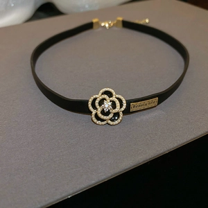 Choker en cuir style sombre avec fleur de camélia noire ornée de perles et zircons
