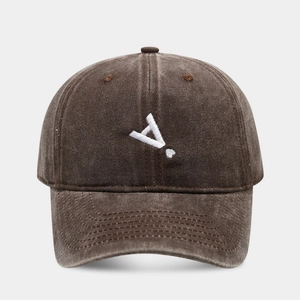 Dettaglio del ricamo bianco sul cappello da baseball vintage in cotone marrone lavato
