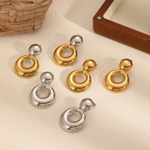 Boucles d'oreilles rondes en acier inoxydable argent et or avec clou à bille élégant
