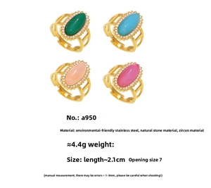 Dettaglio di quattro anelli in pietra naturale ovale con zirconi in acciaio placcato oro 18K
