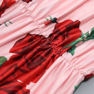 Détail du tissu froncé à imprimé floral rose avec texture en maille de qualité