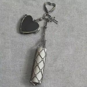 Porte-clés miroir cœur argenté avec porte-rouge à lèvres en maille et pendentif nœud