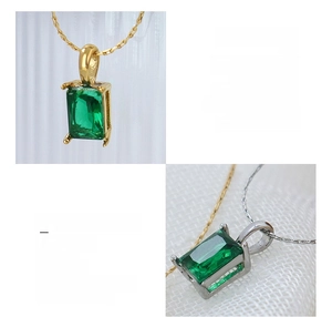 Dettaglio macro della collana in acciaio al titanio placcato oro 18 carati con zircone