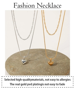 Détail du collier double couche avec cœur en acier inoxydable sur support minéral