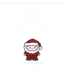 Détail d'une broche de Noël Père Noël en émail et alliage, largeur de 2,5 cm
