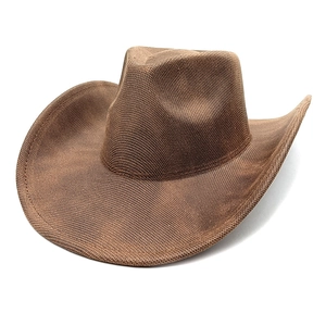 Détail d'un chapeau de cowboy marron tissé montrant la texture et le large bord