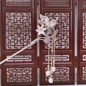 Épingle à cheveux chinoise dorée avec fleur en œil de chat et pompons en perles