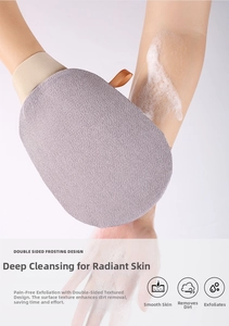 Nahaufnahme des doppelseitigen Peeling-Handschuhs mit Schaum für eine tiefe Körperreinigung