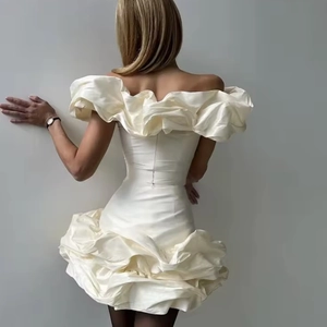 Elegante mini abito bianco crema con spalle scoperte e balze a strati in raso lucido