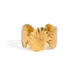 Vue détaillée de la bague en acier inoxydable doré en forme de coquillage sur fond blanc