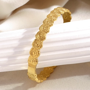 Elegante bracciale in acciaio inossidabile placcato oro 18 carati con rosa in rilievo