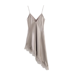 Abito sottoveste in raso grigio champagne con bordo in pizzo e orlo asimmetrico