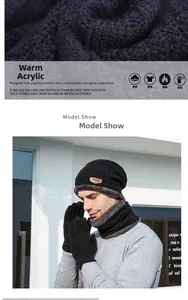 Gros plan sur la maille et ensemble bonnet écharpe et gants pour homme en extérieur