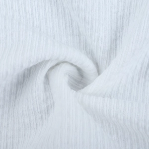 Détail macro du tissu blanc texturé avec des volants doux de style bohème