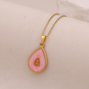 Pendentif goutte d'eau fluorescent bicolore sur une chaîne de collier en acier doré