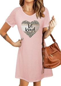 Detail eines rosa Kleides mit Leoparden-Herz-Print und 'be kind' Schriftzug