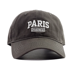 Casquette de baseball en coton gris foncé avec broderie Paris French sur fond blanc