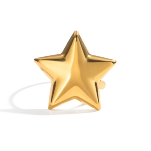 Minimalistischer Goldsternring mit polierter Oberfläche auf weißem Hintergrund