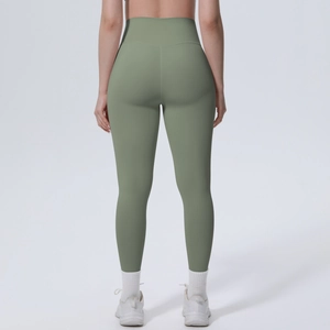 Detail der olivgrünen Yoga-Hose mit hoher Taille, formenden Nähten und mattem Finish