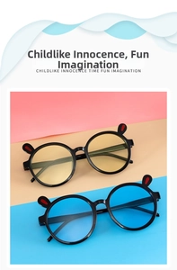 Détail de lunettes de soleil rondes pour enfants avec oreilles de lapin et verres colorés
