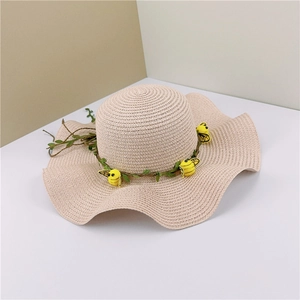 Détail du chapeau de paille beige à bord ondulé avec vigne verte et abeilles en 3D