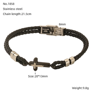 Détail du bracelet tressé avec croix en acier inoxydable et fermoir de sécurité robuste