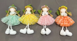 Dettaglio di quattro ciondoli a bambola pasquale colorati in verde, giallo, rosa e arancio