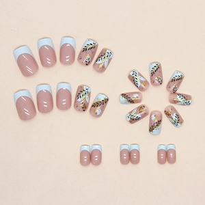 Set unghie finte french con motivi a foglia d'oro e sfumature rosa e bianco